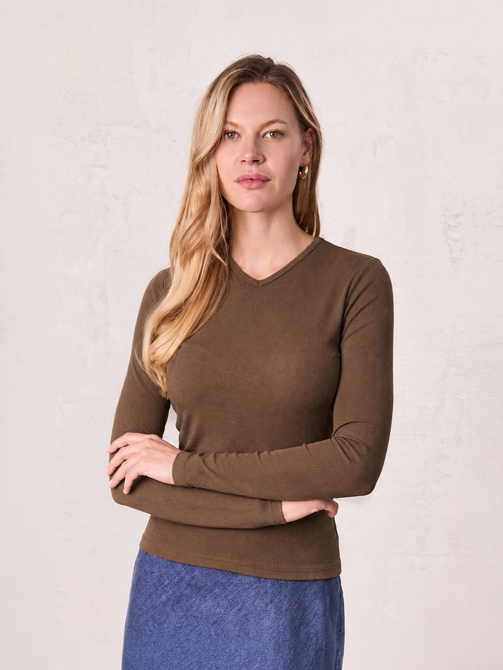 Soft Ribbed High V Tee-Mid Brown
