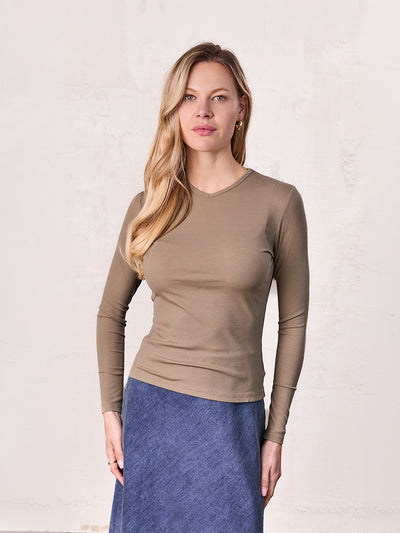 Soft Ribbed High V Tee-Mocha Mousse