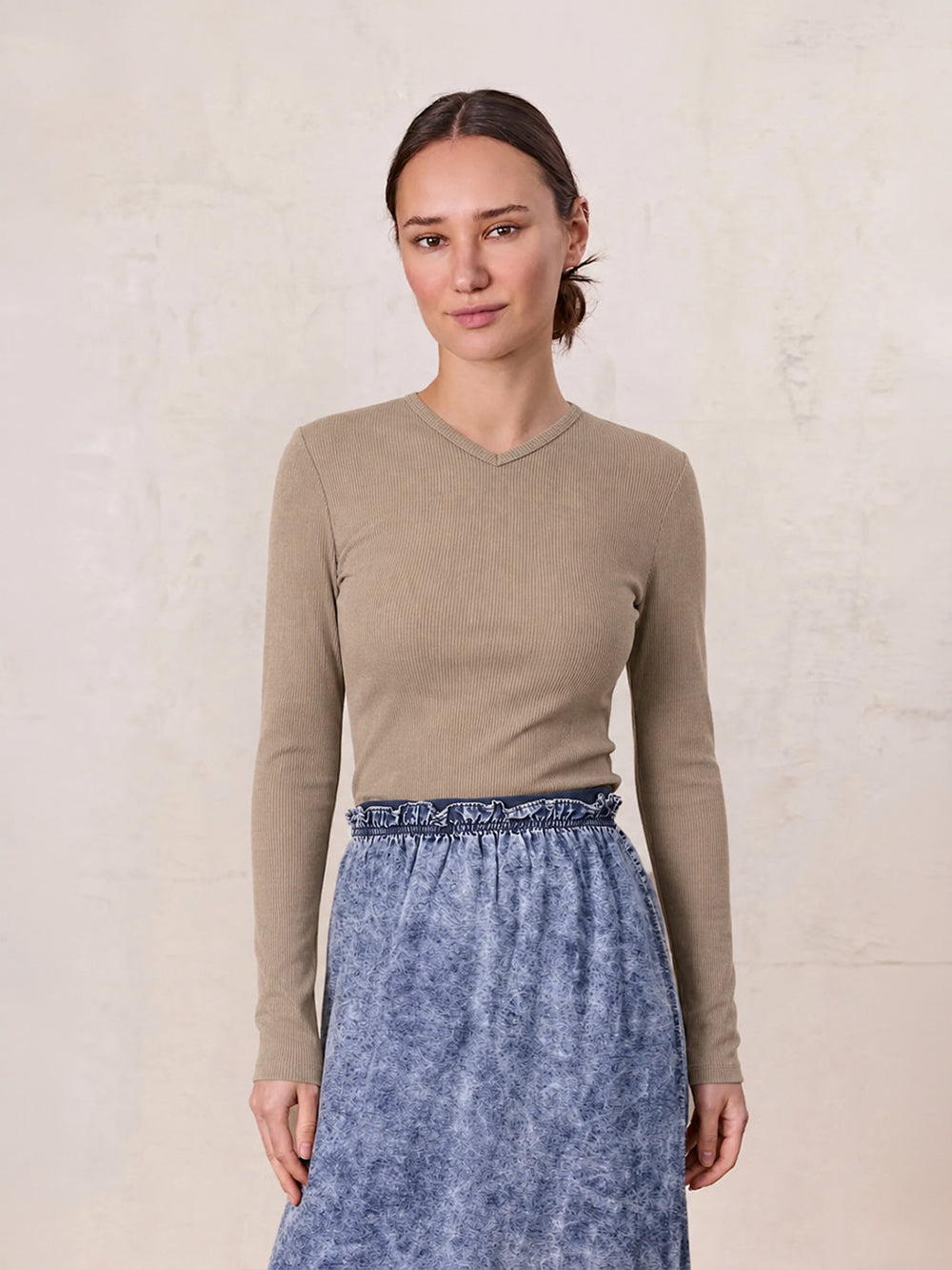 Soft Ribbed High V Tee-Taupe