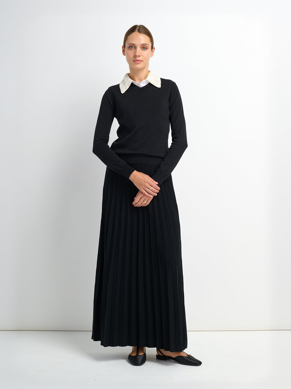 High V Lightweight Sweater-Black