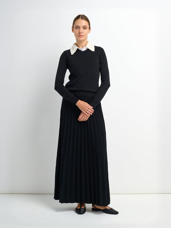High V Lightweight Sweater-Black