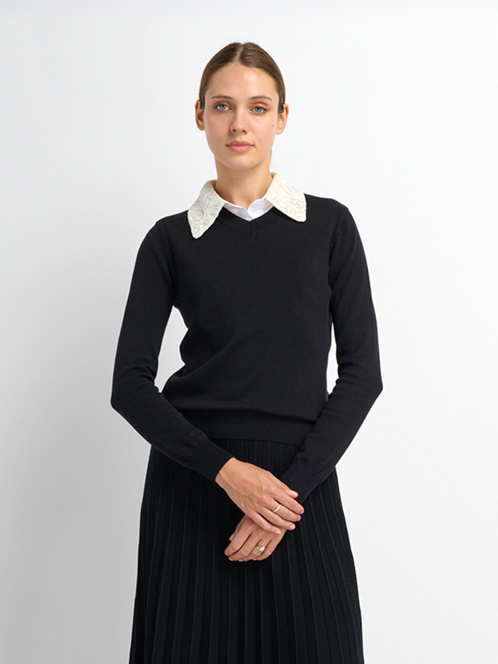 High V Lightweight Sweater-Black