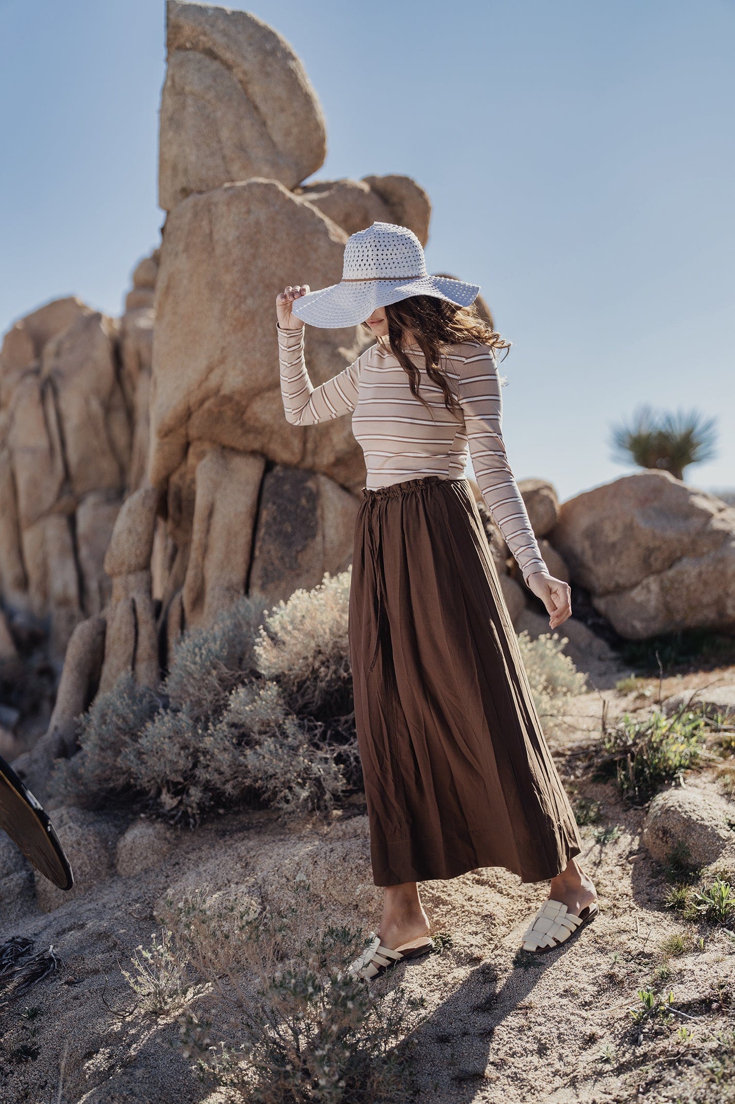 DRAWSTRING RUFFLE SKIRT-BROWN