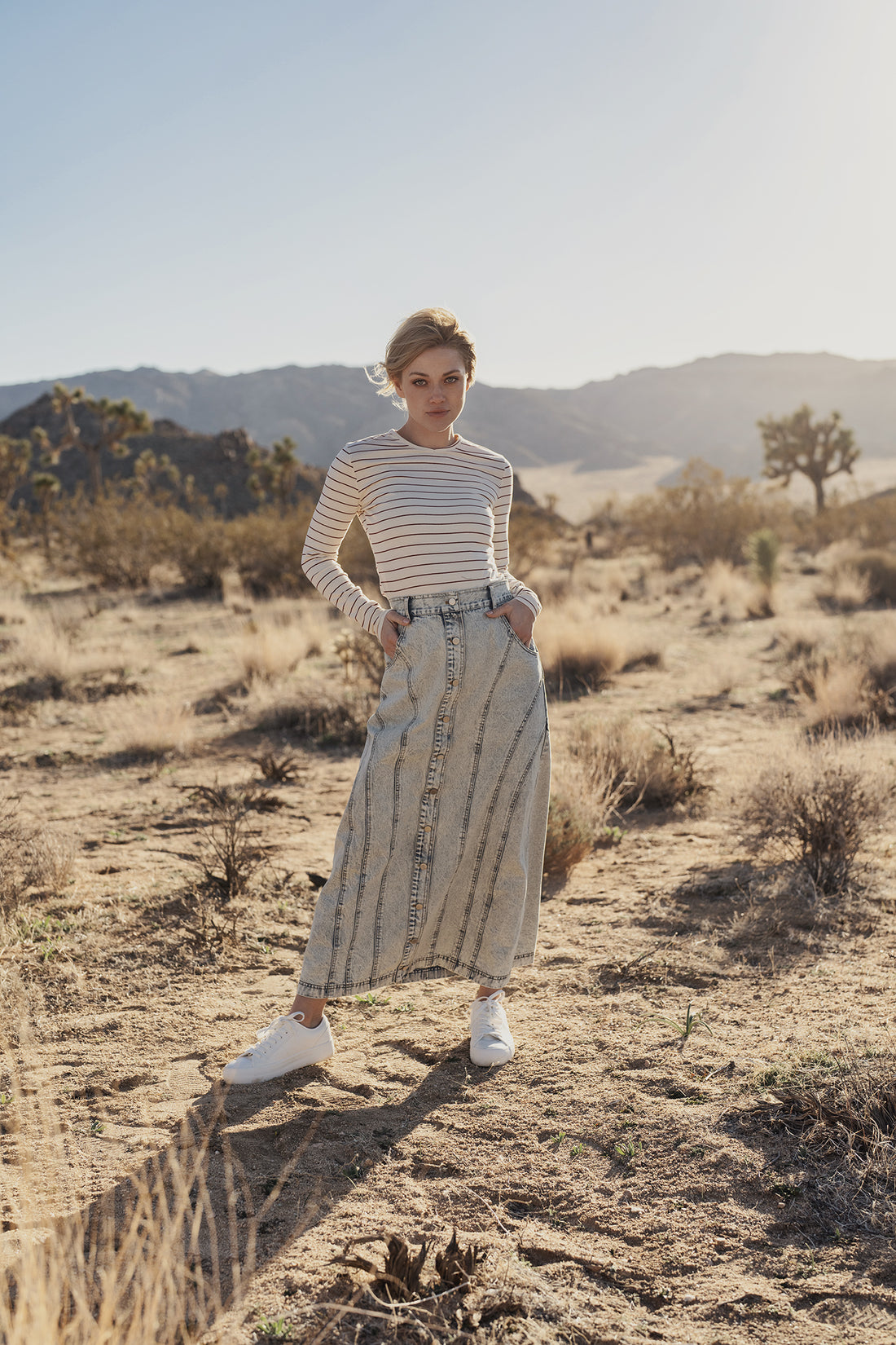 FALDA DE DENIM CON COSTURAS Y BOTONES - LAVADO DE PIEDRA