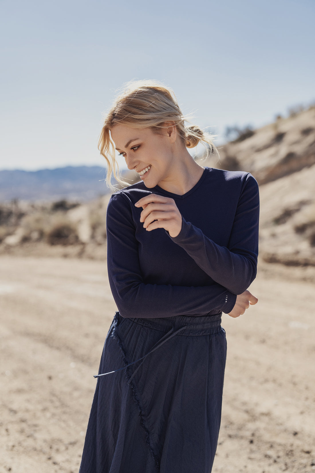 BASIC HIGH V TEE LS-NAVY