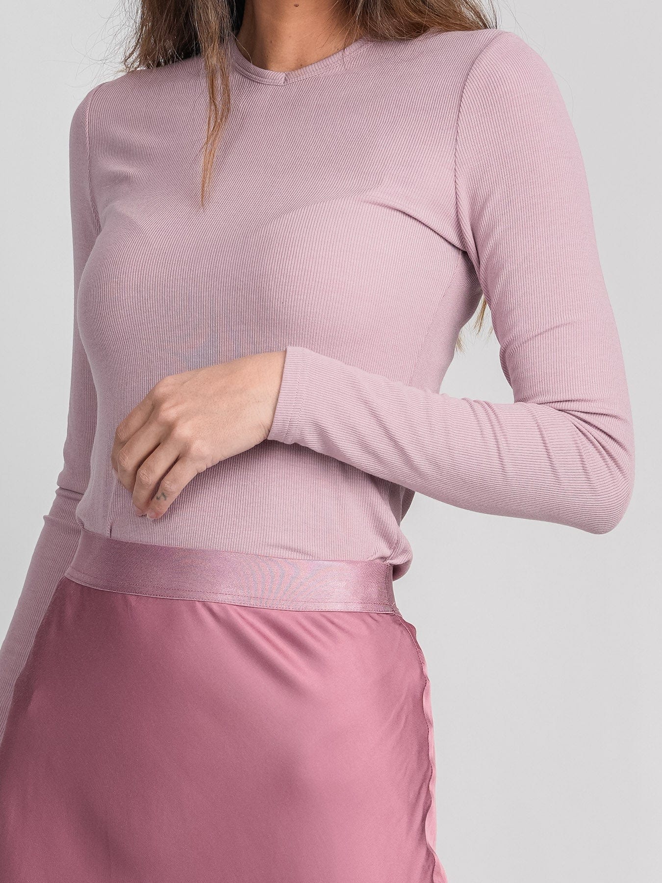 CAMISETA ACANALADA V ALTA - LS-MAUVE