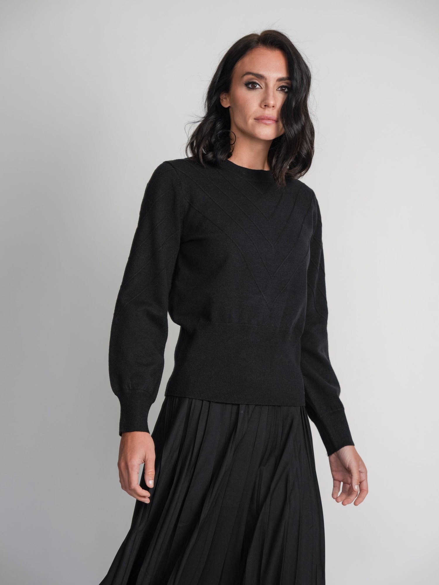 V DETAIL SWEATER-BLACK