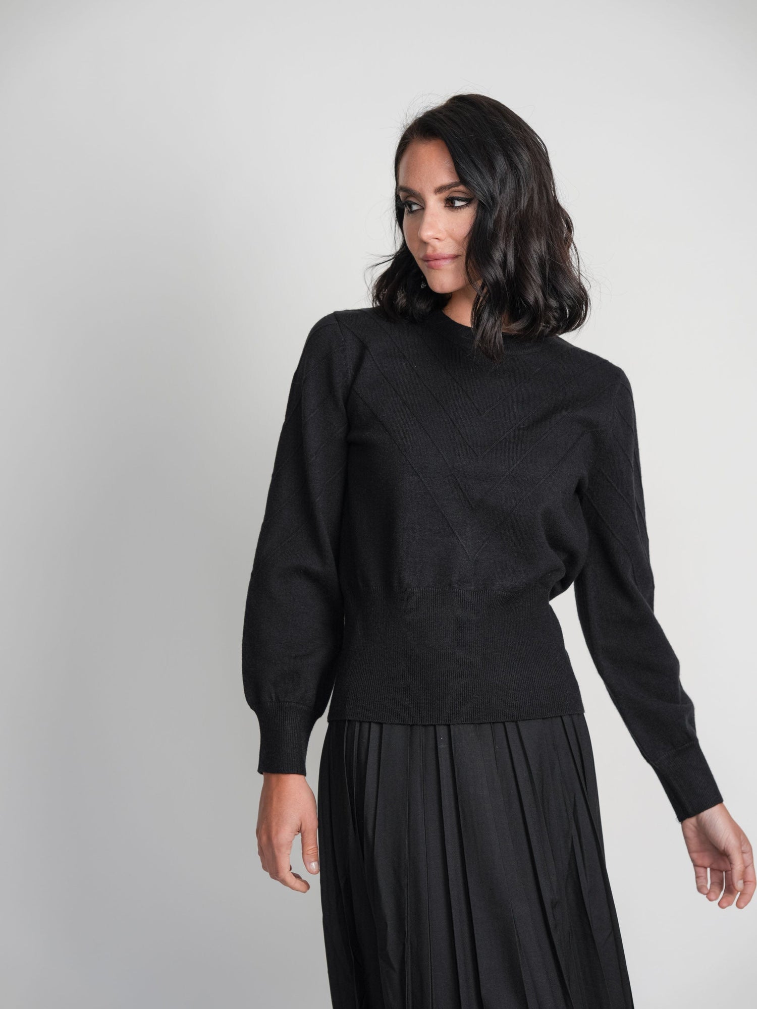 V DETAIL SWEATER-BLACK