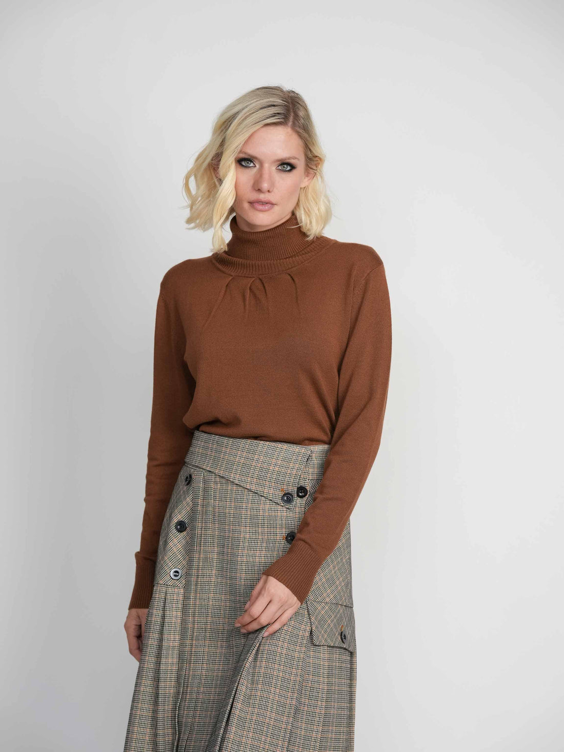 PLEATED TURTLENECK-BROWN