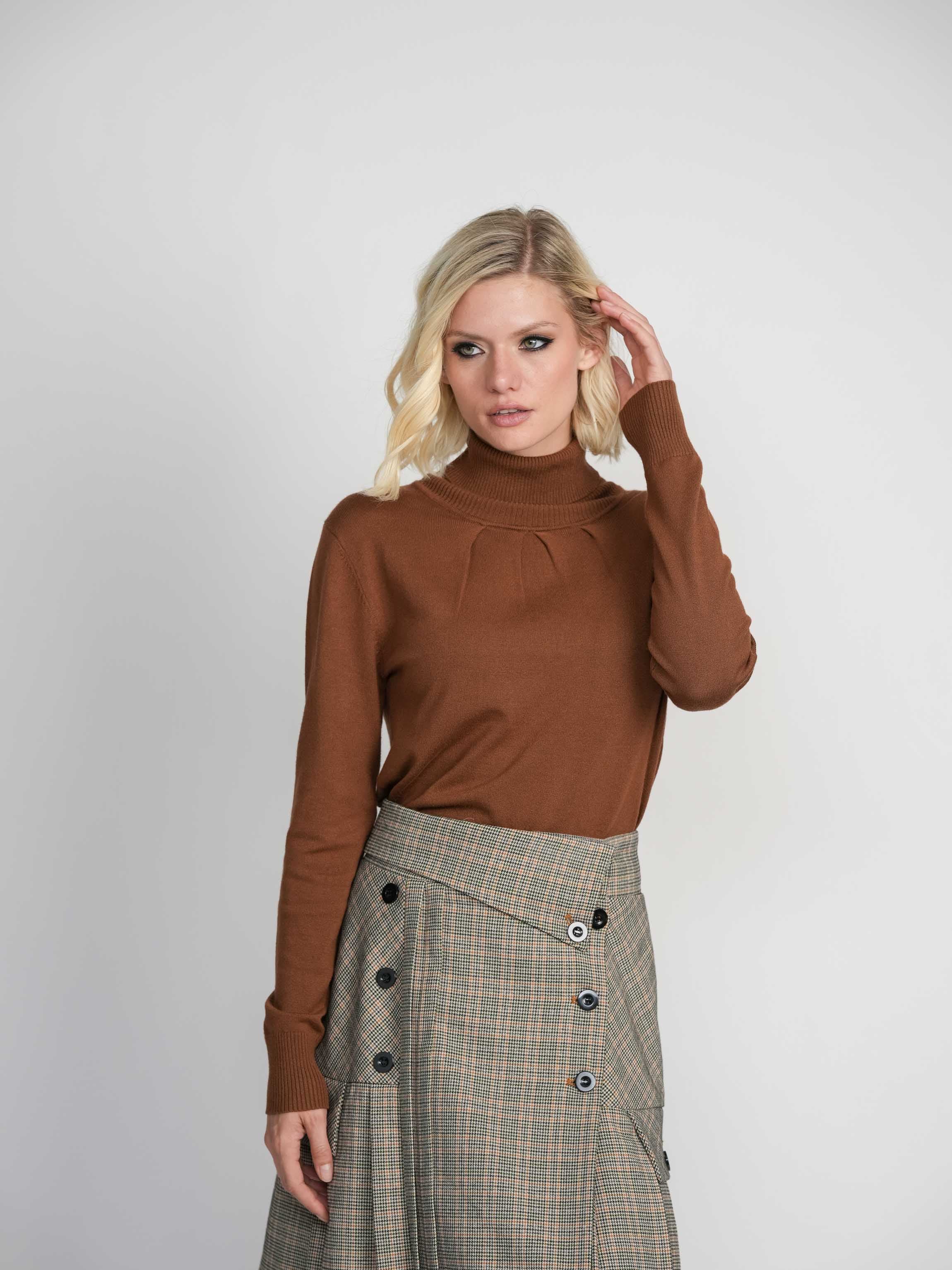 PLEATED TURTLENECK-BROWN