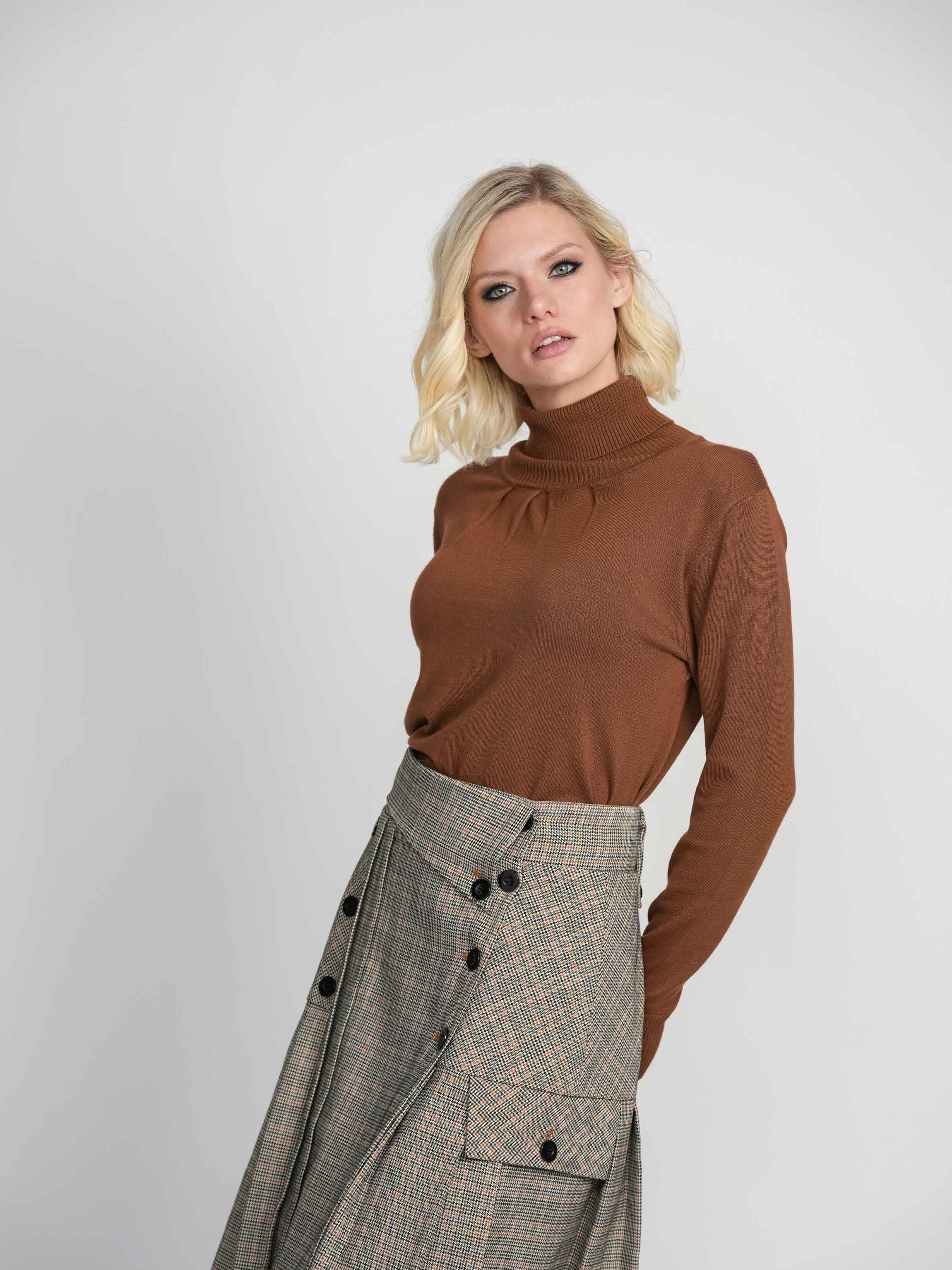 PLEATED TURTLENECK-BROWN