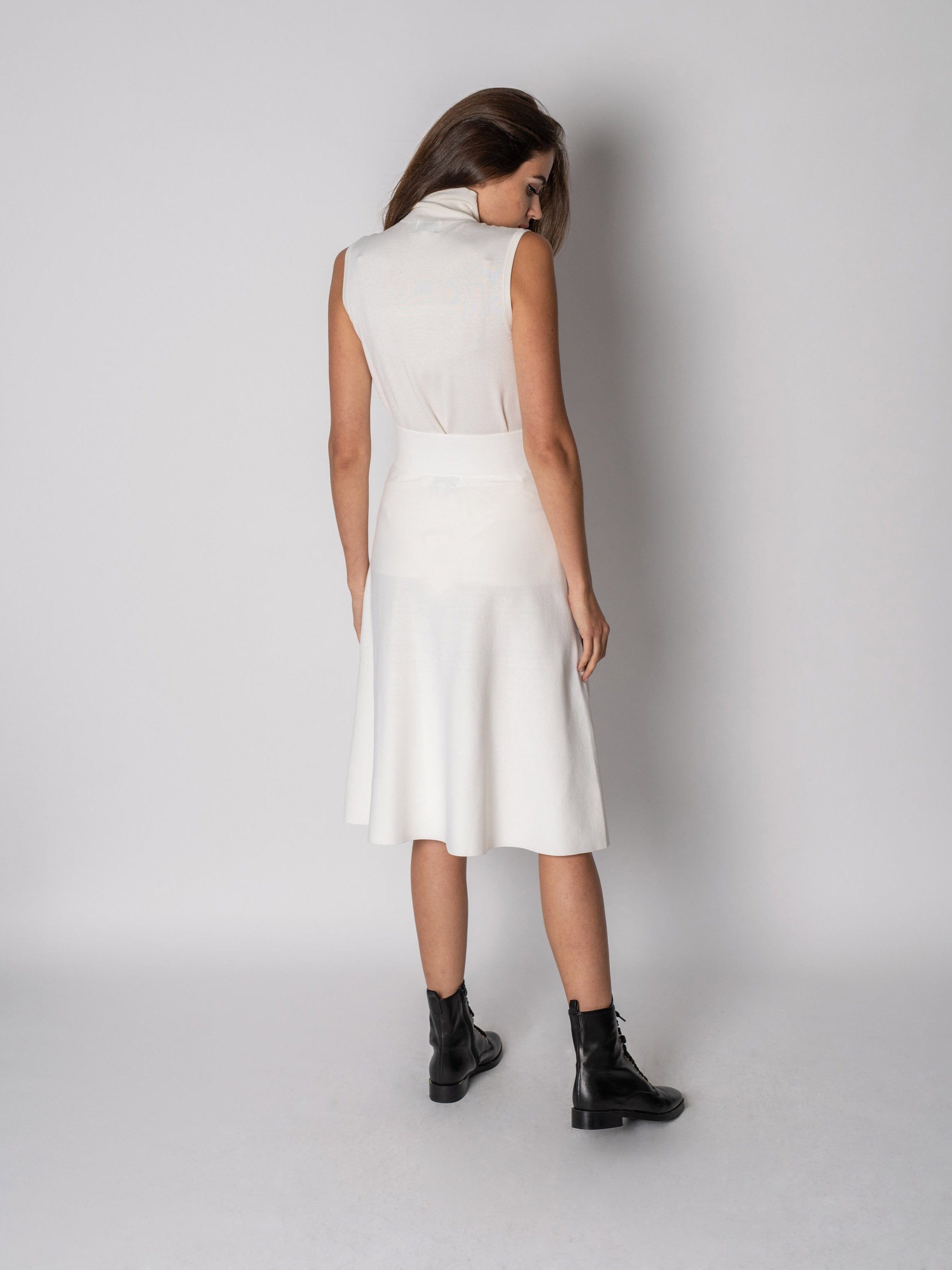 BASIC SLEEVELESS TURTLENECK-Fame on Central