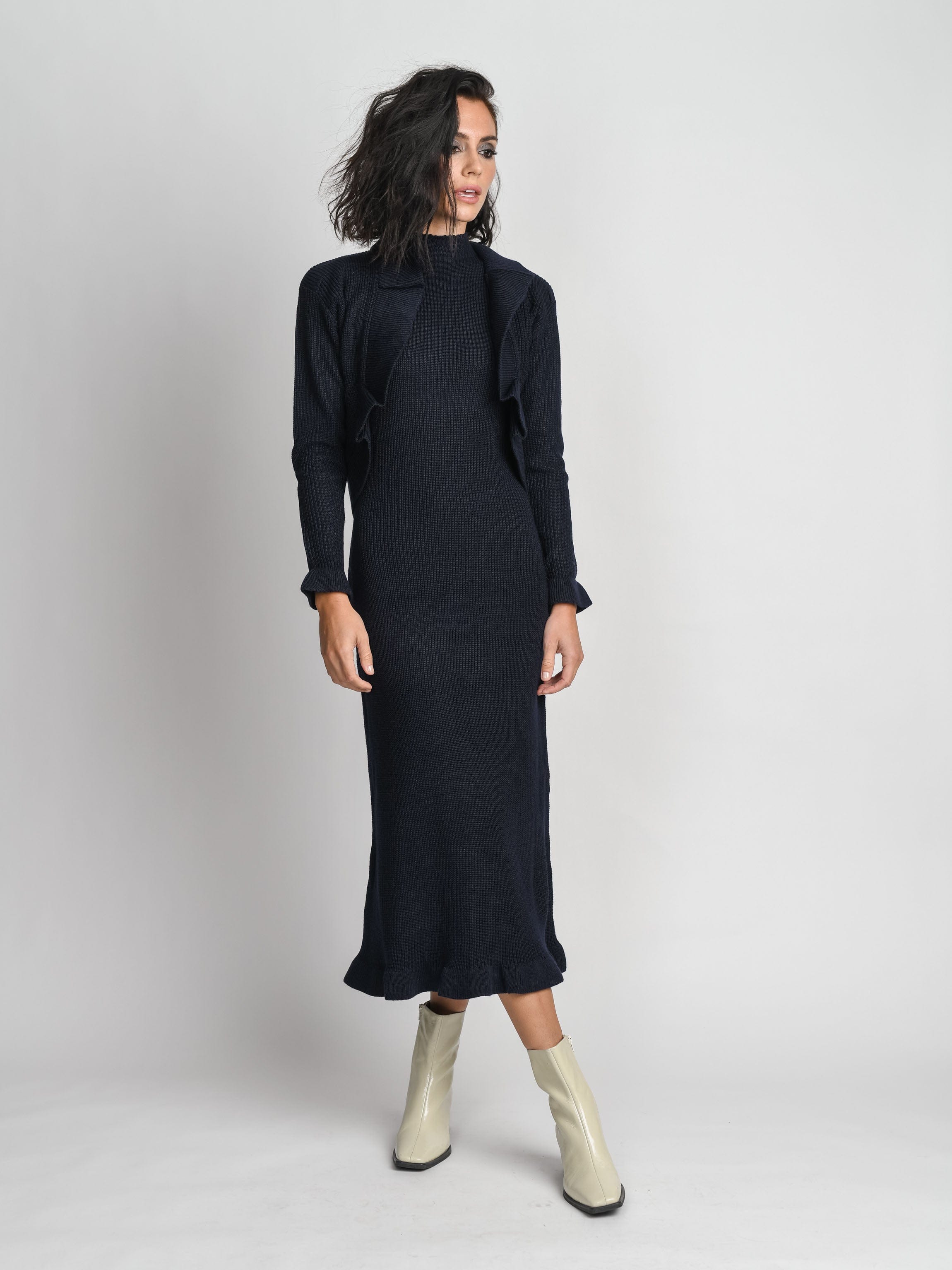 VESTIDO DE HOMBROS CON VOLANTES-NEGRO