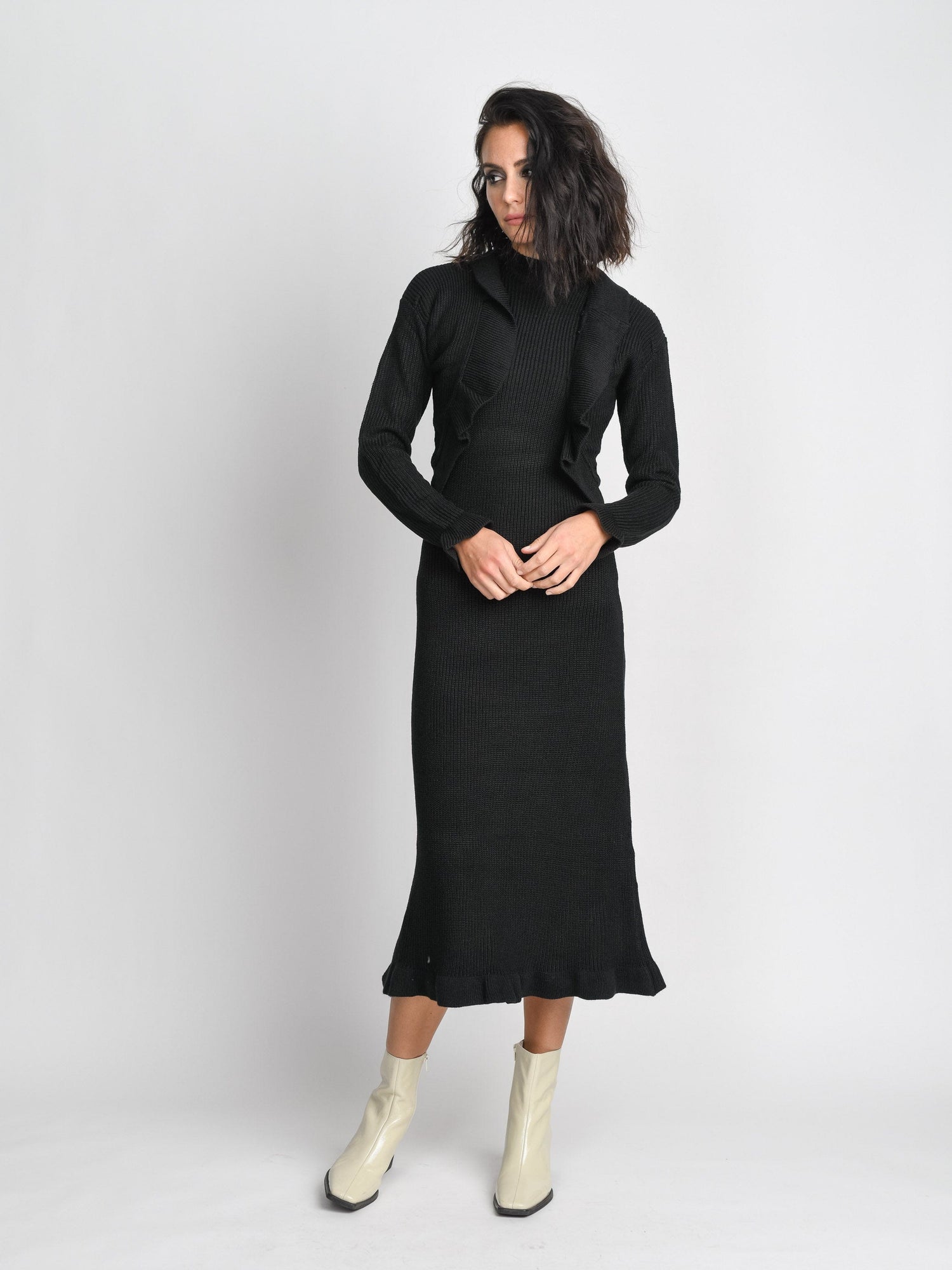 VESTIDO DE HOMBROS CON VOLANTES-NEGRO