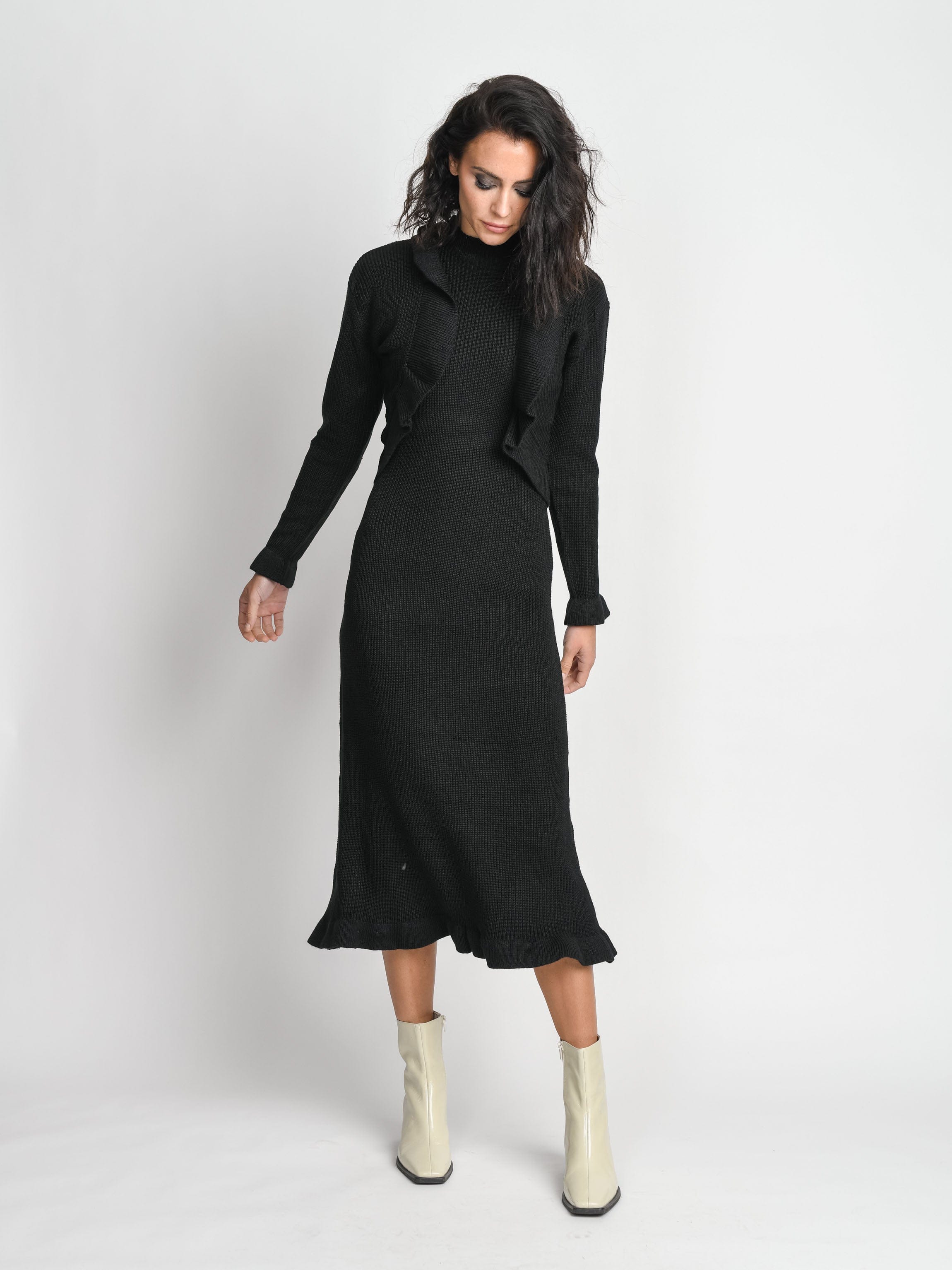 VESTIDO DE HOMBROS CON VOLANTES-NEGRO